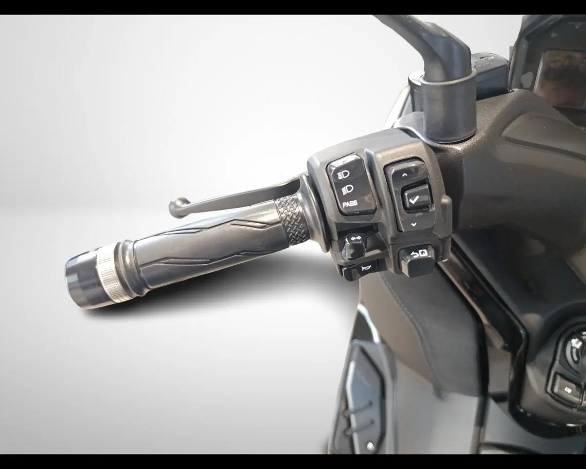 Yamaha X-Max 300 Tech Max (2025 - 26) (9)