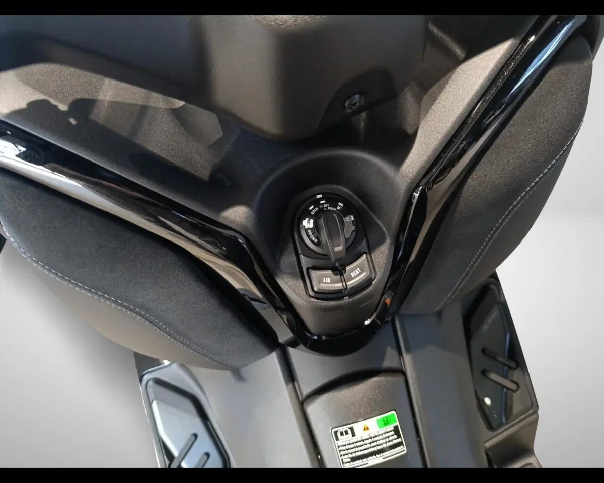 Yamaha X-Max 300 Tech Max (2025 - 26) (12)
