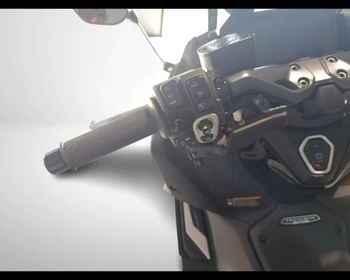 Yamaha T-Max 560 Tech Max (2025 - 26) (9)