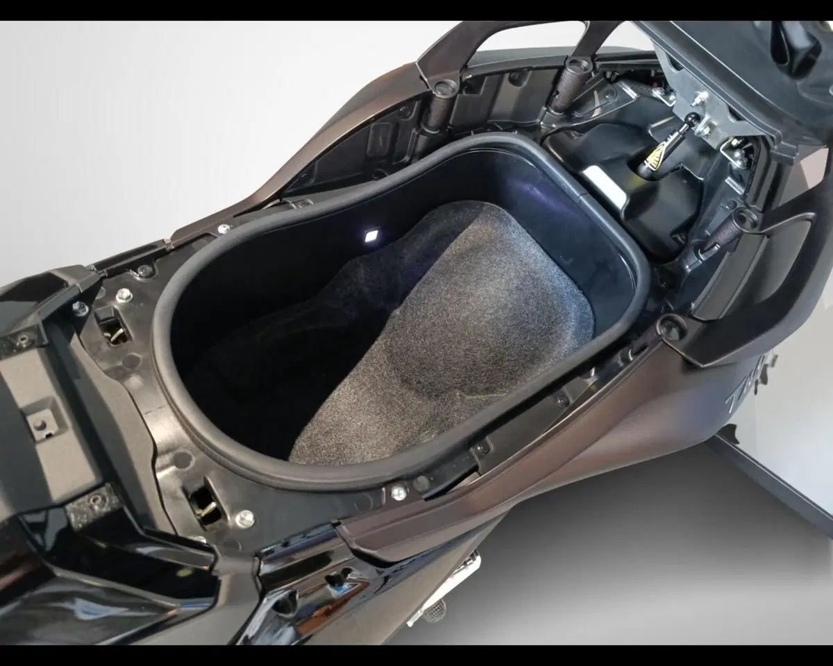 Yamaha T-Max 560 Tech Max (2025 - 26) (13)