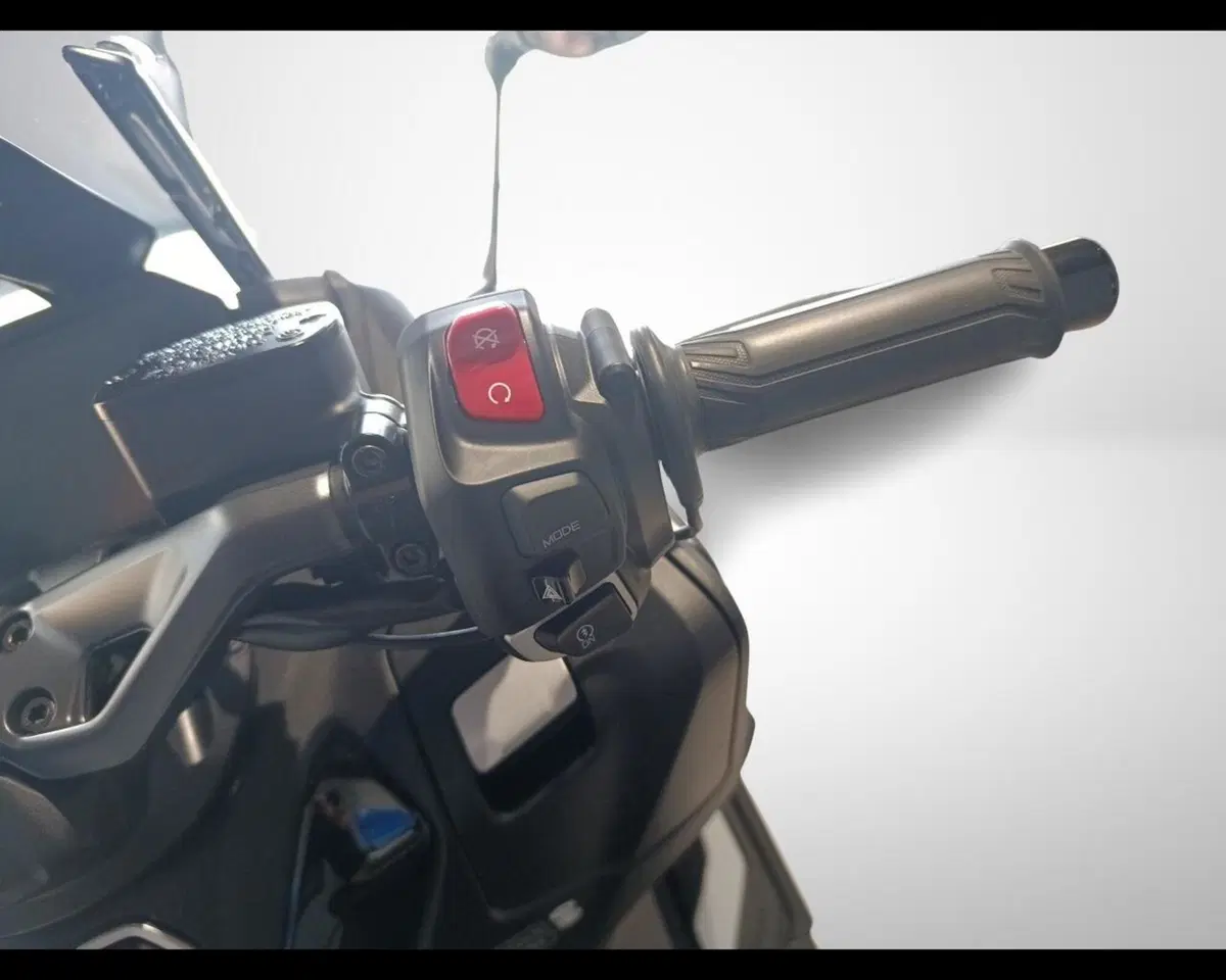 Yamaha T-Max 560 Tech Max (2025 - 26) (10)