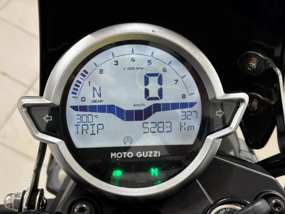 Moto Guzzi V7 Stone Centenario (2021 - 22) (12)