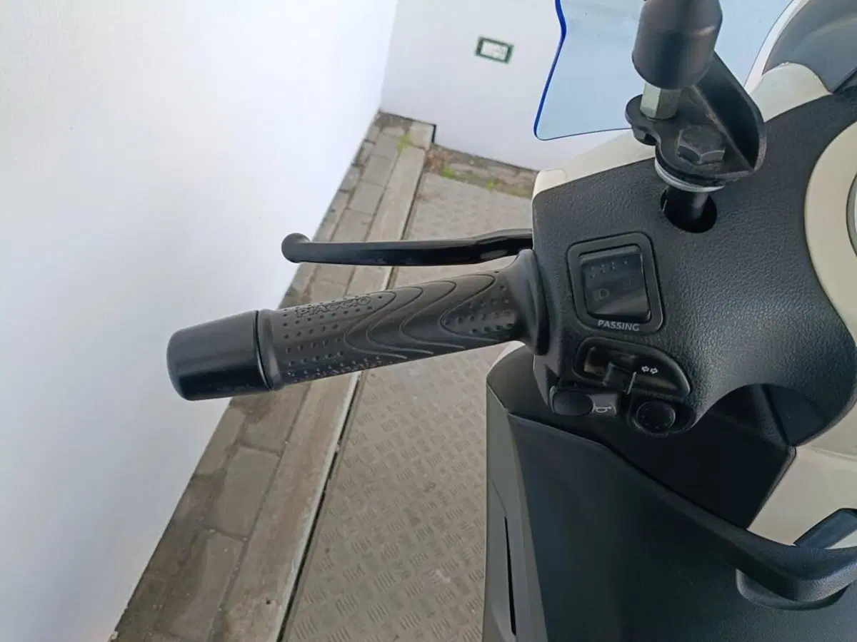 Piaggio Beverly 350 SportTouring ie ABS (2011 - 17) (7)