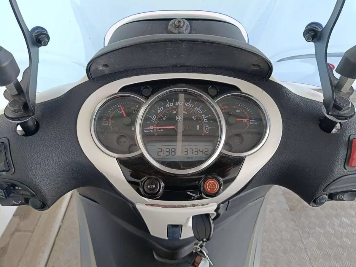 Piaggio Beverly 350 SportTouring ie ABS (2011 - 17) (8)