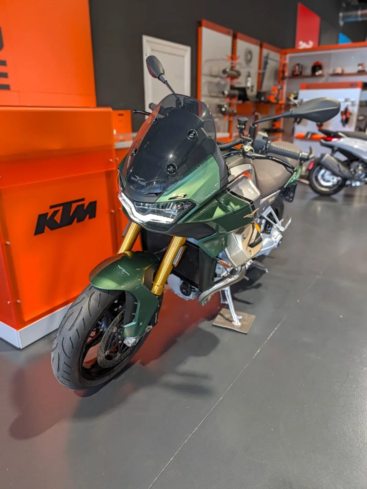 Moto Guzzi V100 Mandello S (2022 - 24) (2)