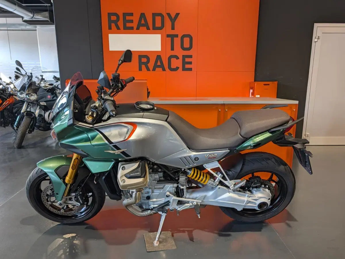 Moto Guzzi V100 Mandello S (2022 - 24) (3)