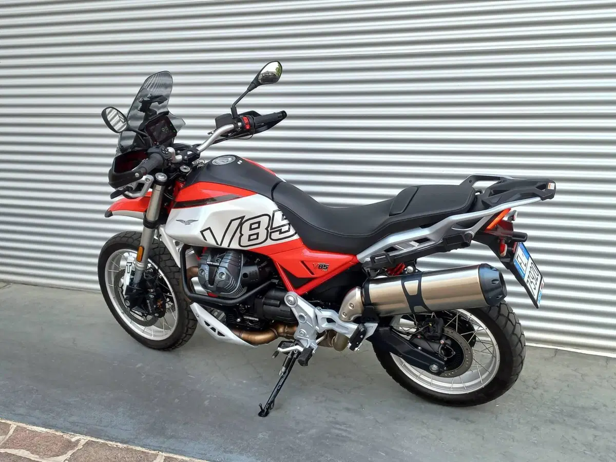 Moto Guzzi V85 TT (2024 - 26) (6)