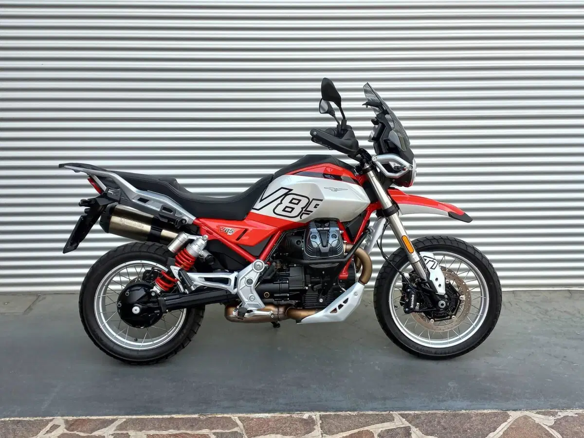 Moto Guzzi V85 TT (2024 - 26) (2)
