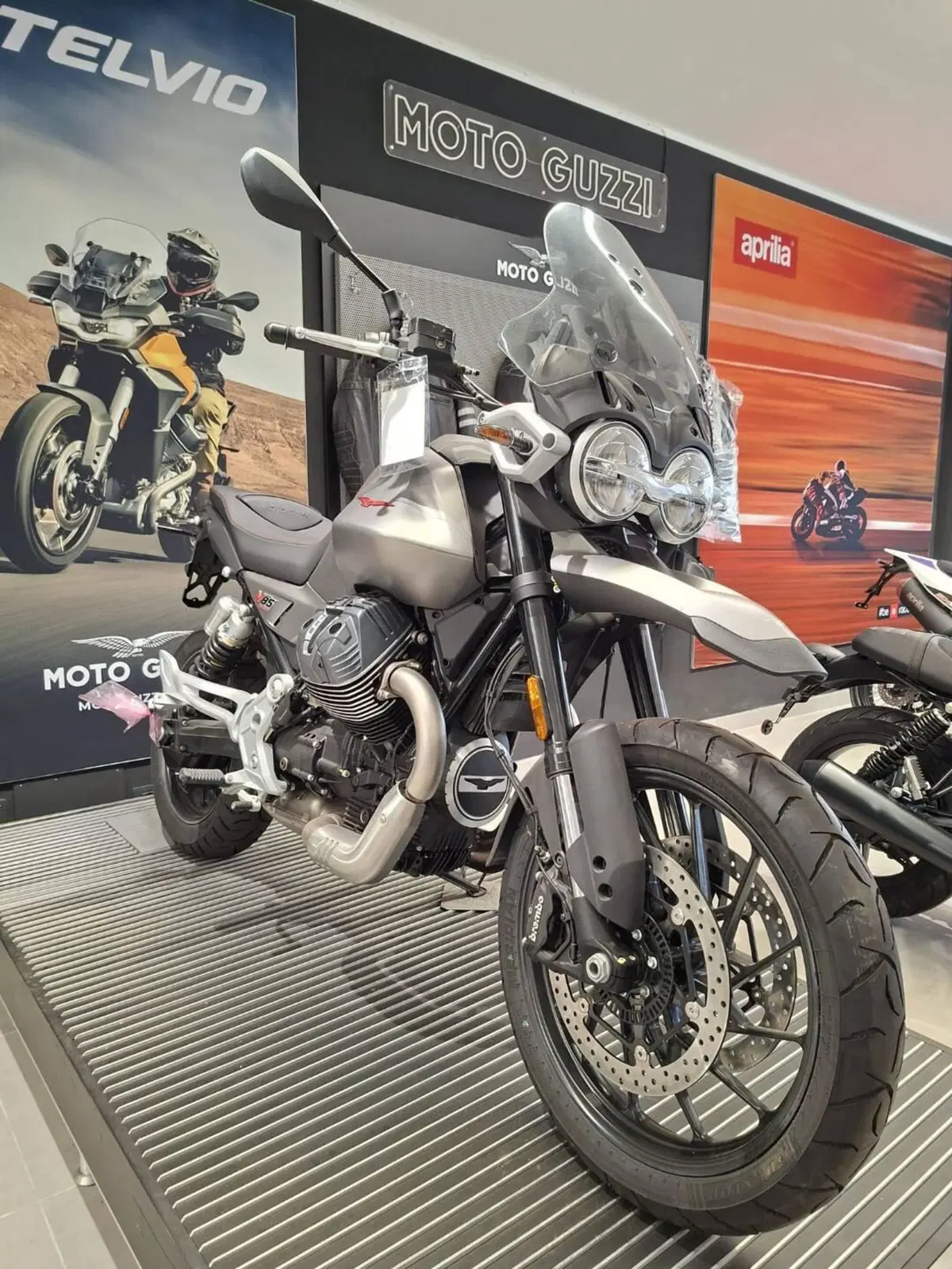 Moto Guzzi V85 Strada (2024 - 26) (3)