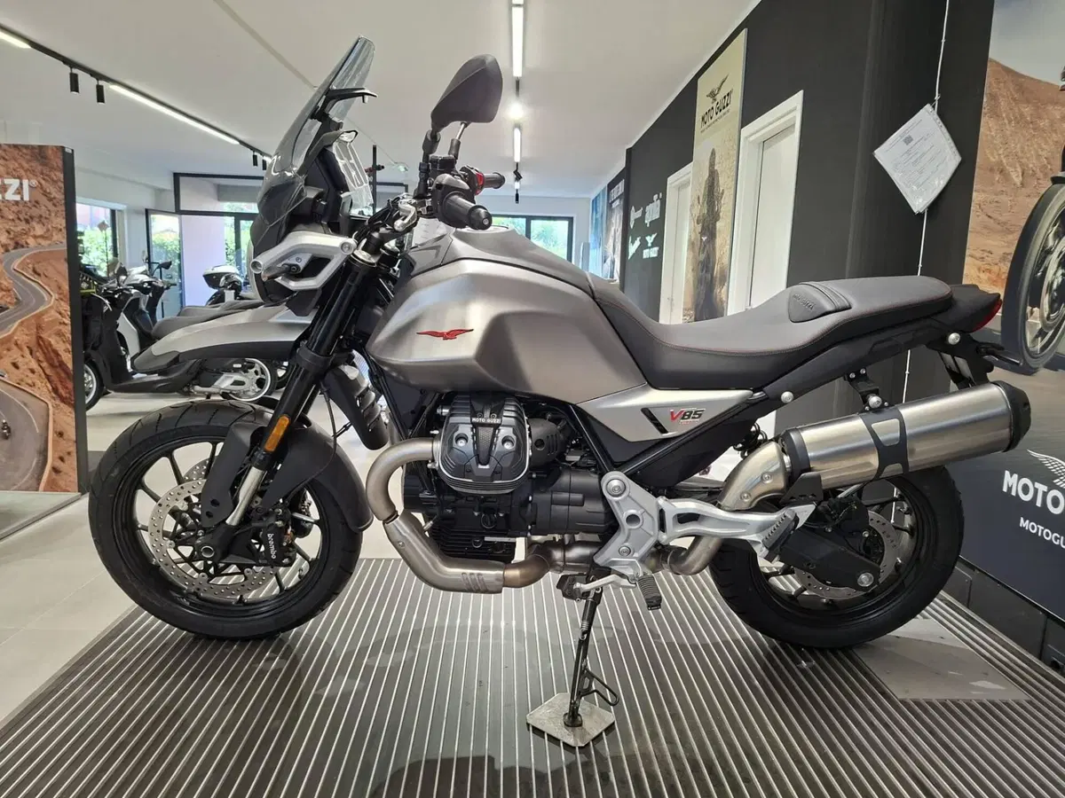 Moto Guzzi V85 Strada (2024 - 26)