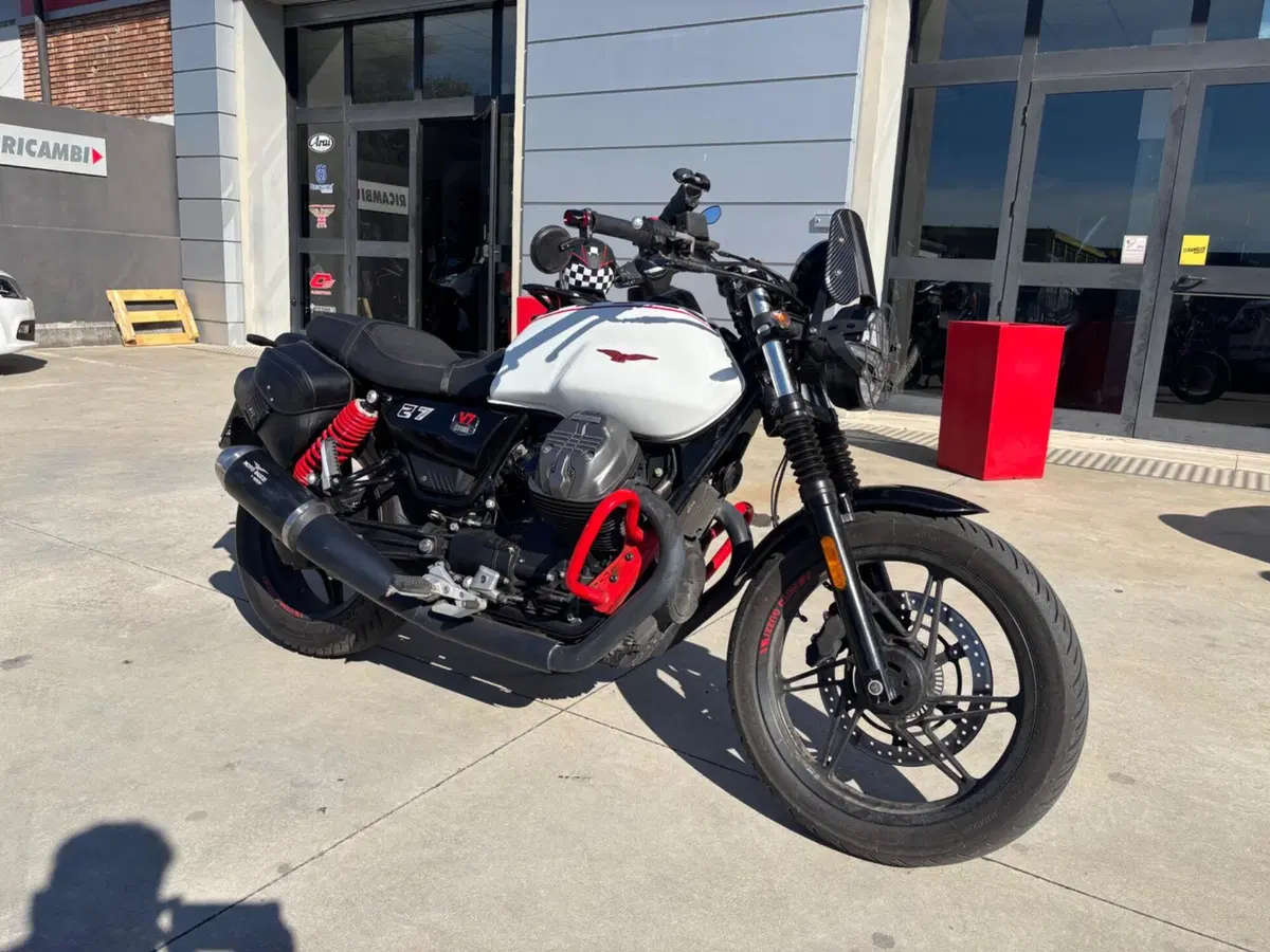 Moto Guzzi V7 Stone Ten (2024 - 25) (2)