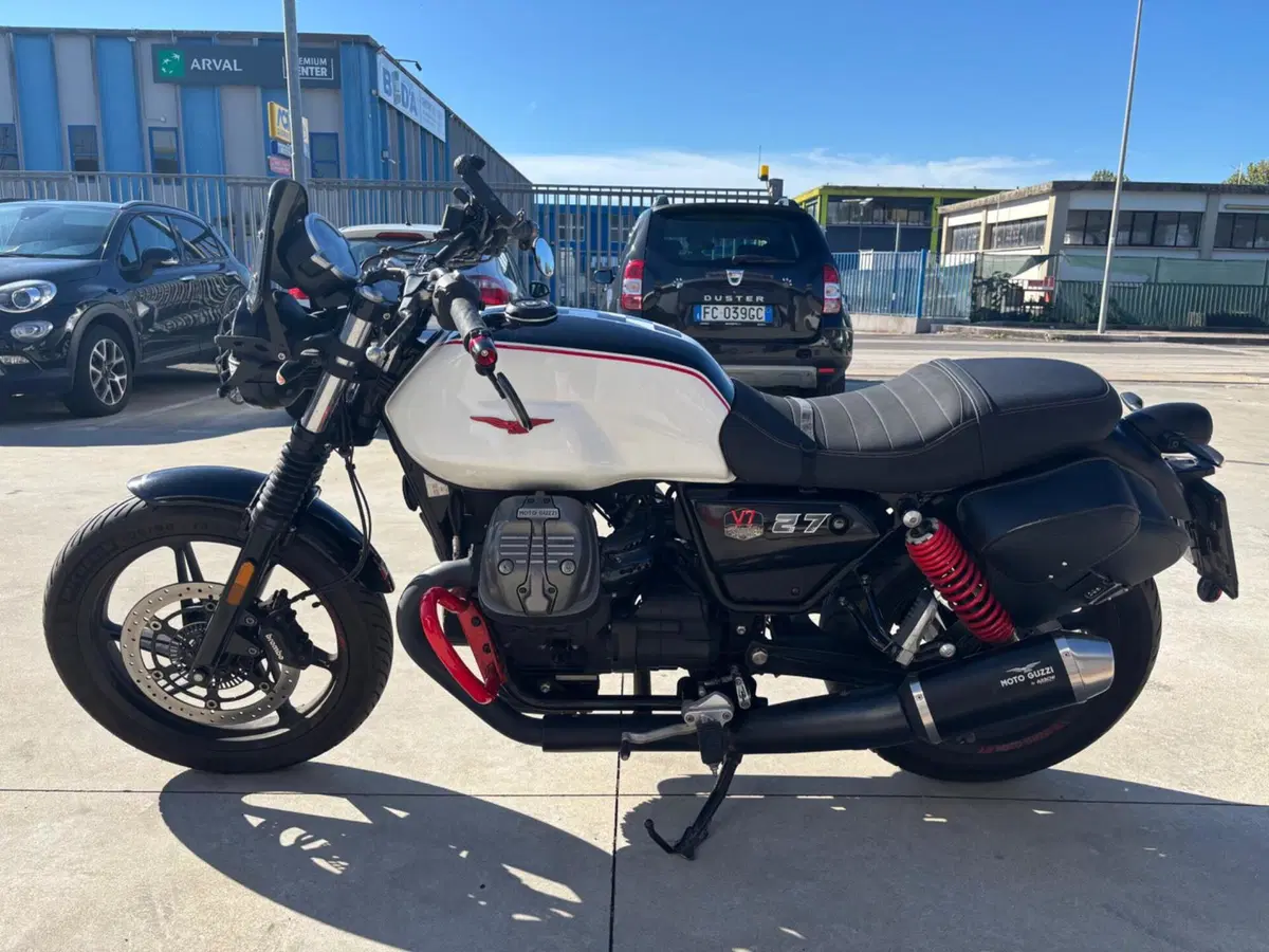Moto Guzzi V7 Stone Ten (2024 - 25) (7)