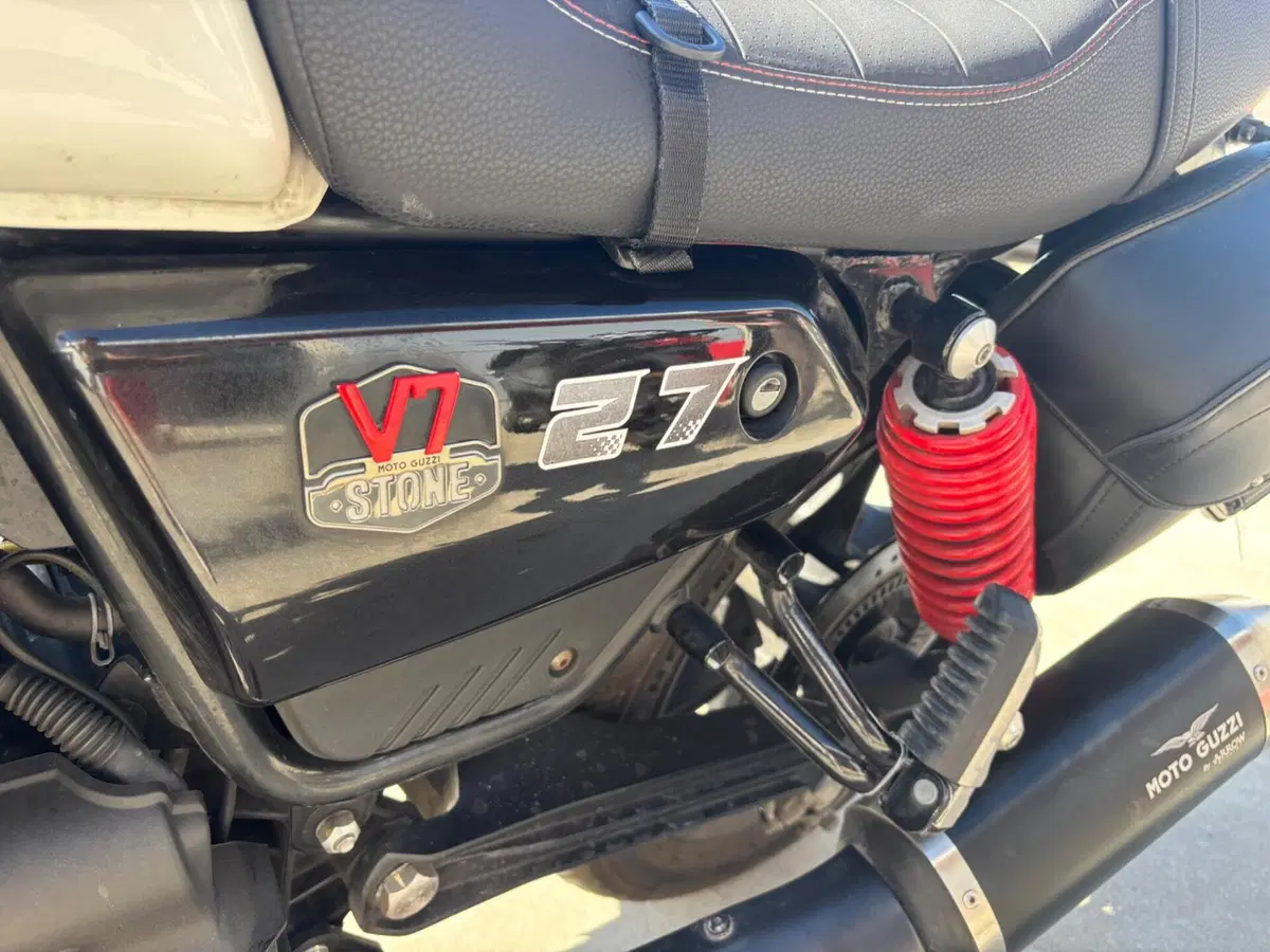 Moto Guzzi V7 Stone Ten (2024 - 25) (9)