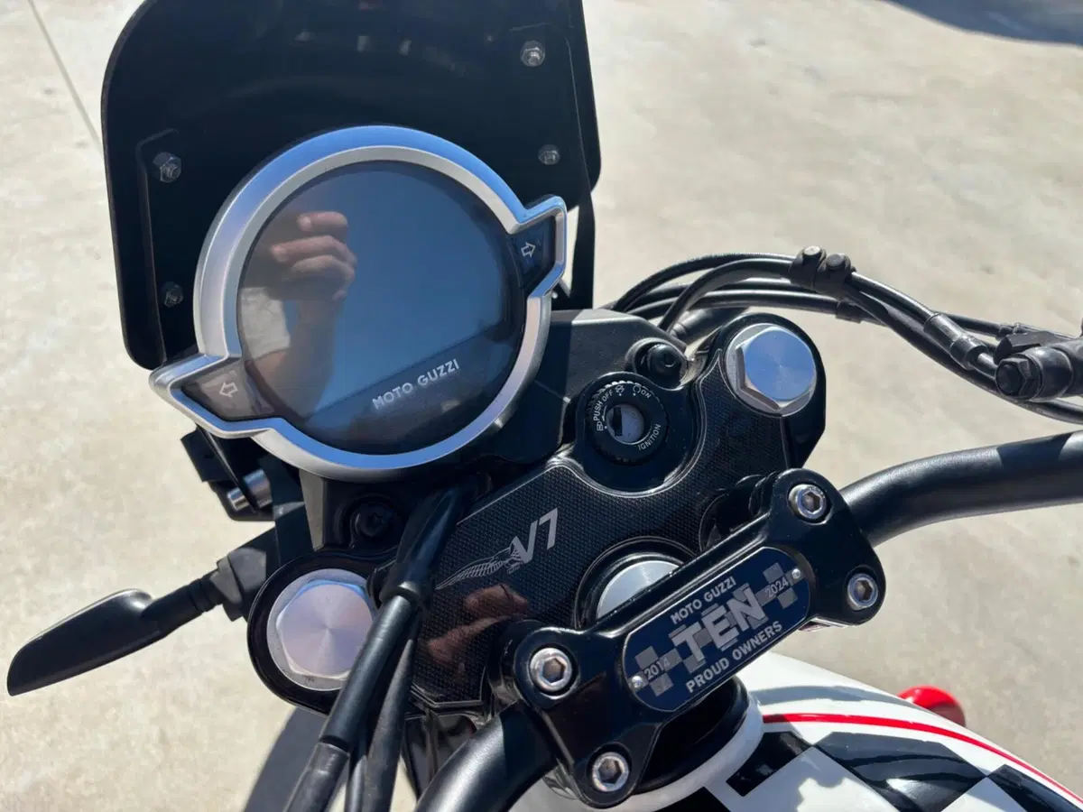 Moto Guzzi V7 Stone Ten (2024 - 25) (12)