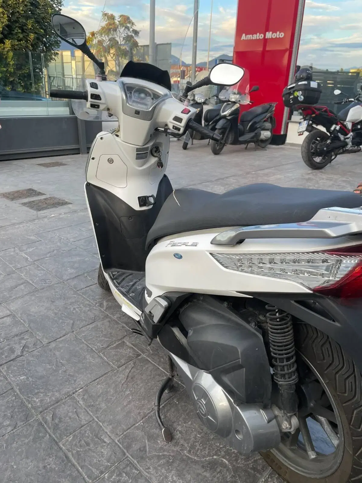 Kymco People 300i GT (2010 - 17) (8)