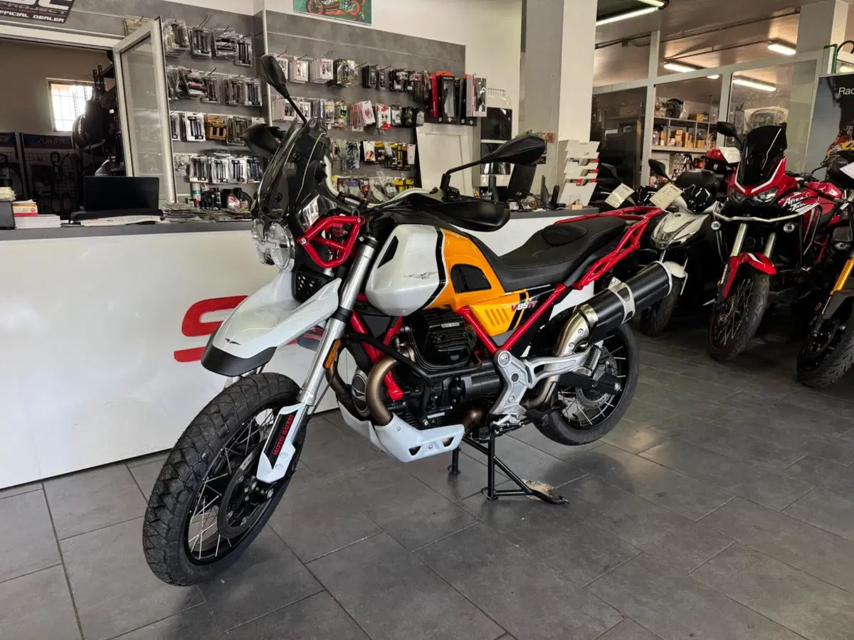 Moto Guzzi V85 TT (2021 - 23) (2)