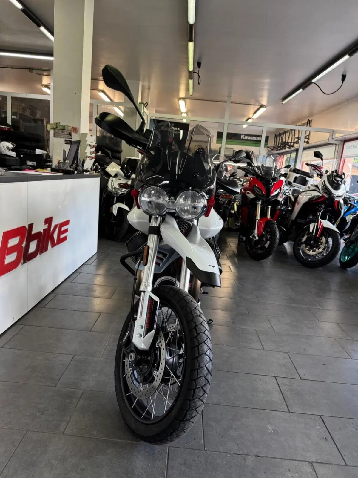 Moto Guzzi V85 TT (2021 - 23) (3)
