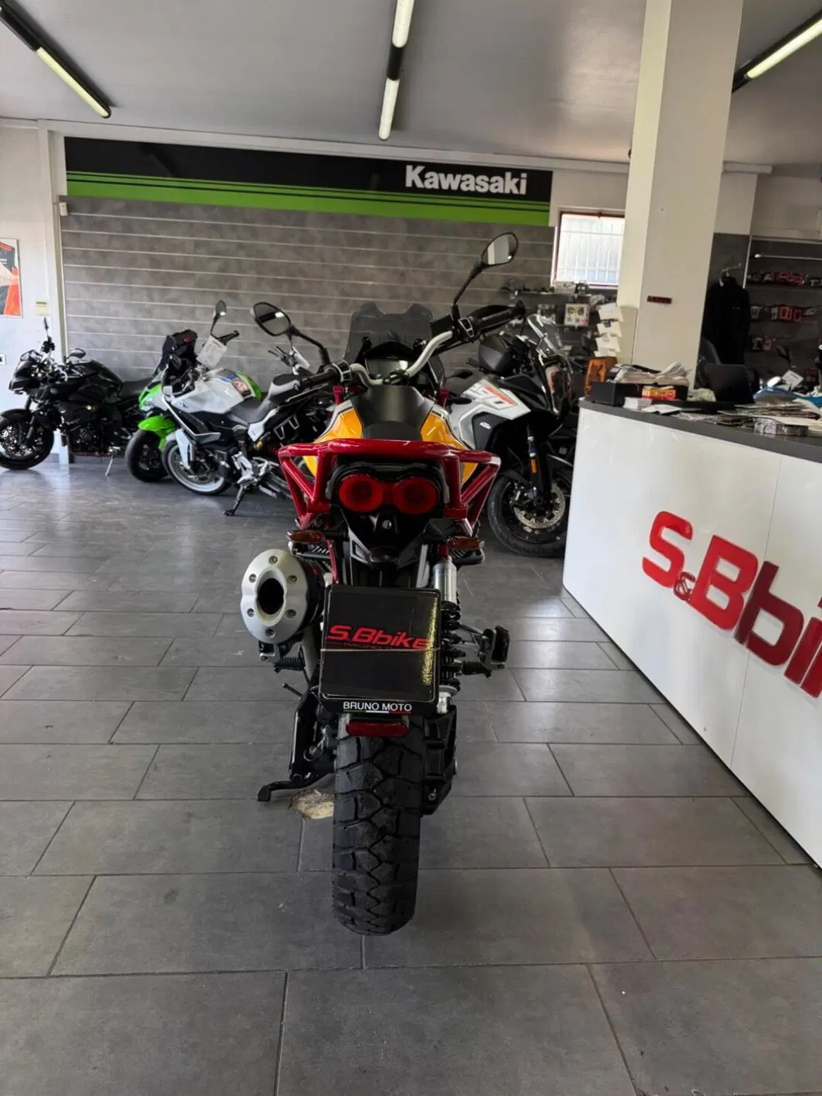 Moto Guzzi V85 TT (2021 - 23) (4)