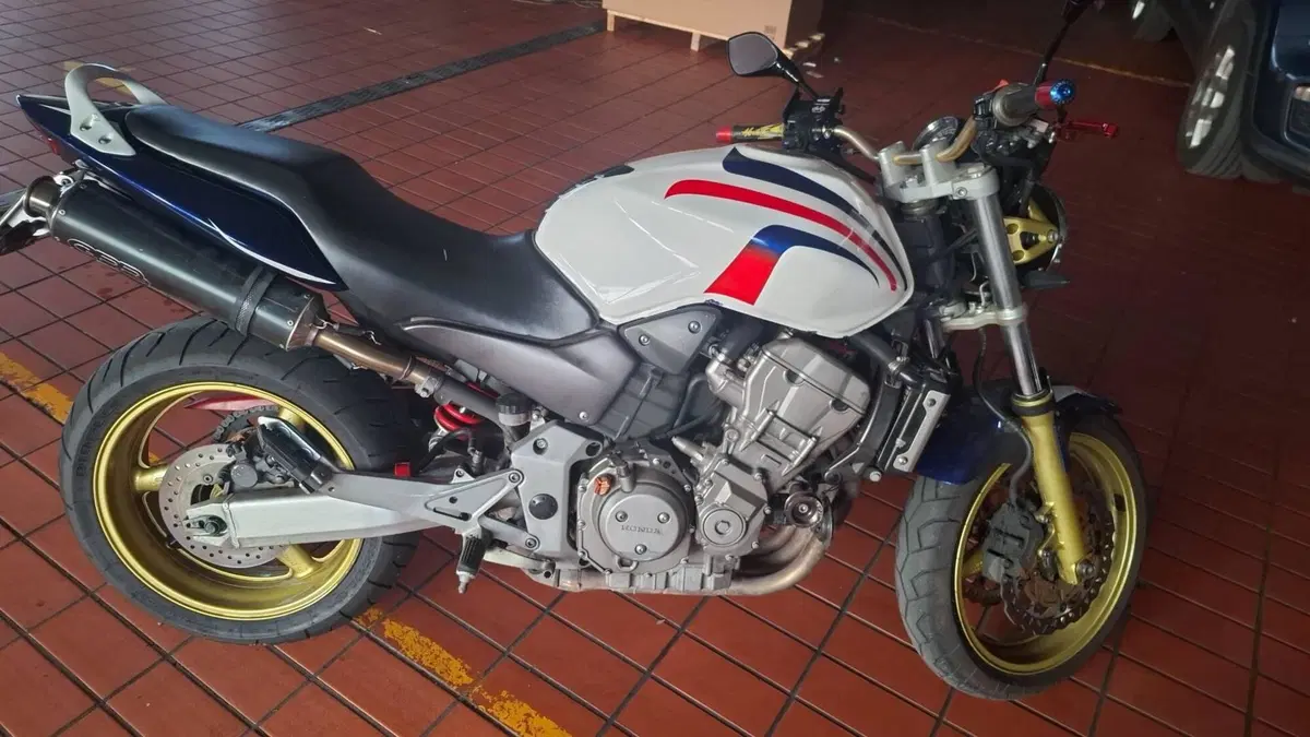 Honda Hornet 900 (9)