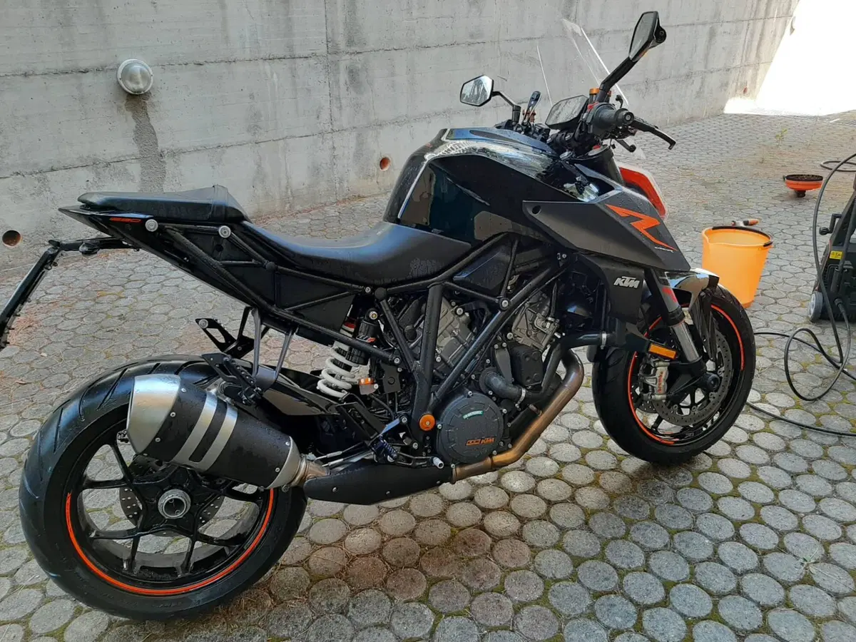KTM 1290 Super Duke R (2019) (10)