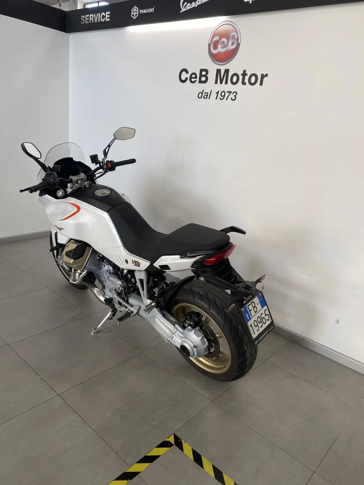 Moto Guzzi V100 Mandello (2022 - 24) (3)