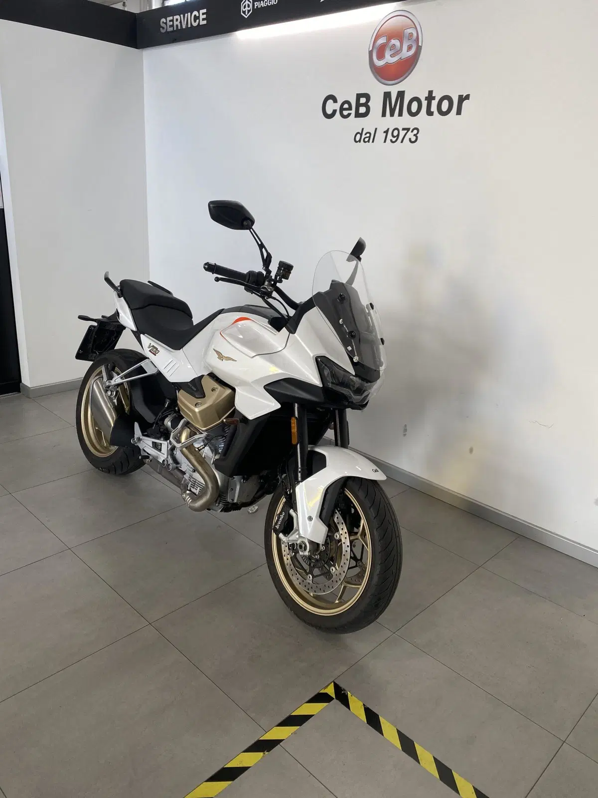 Moto Guzzi V100 Mandello (2022 - 24) (6)
