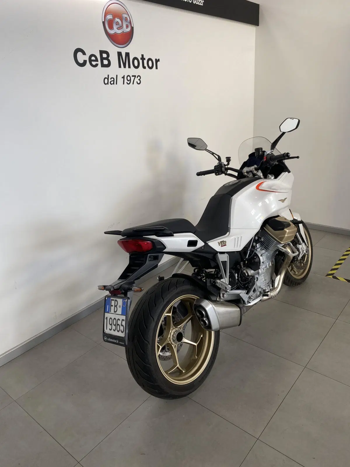 Moto Guzzi V100 Mandello (2022 - 24) (7)