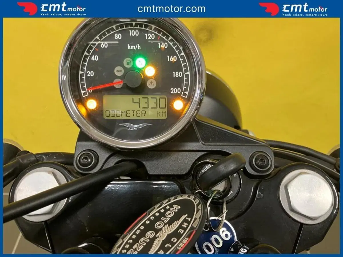 Moto Guzzi V7 III Stone (2017 - 20) (5)