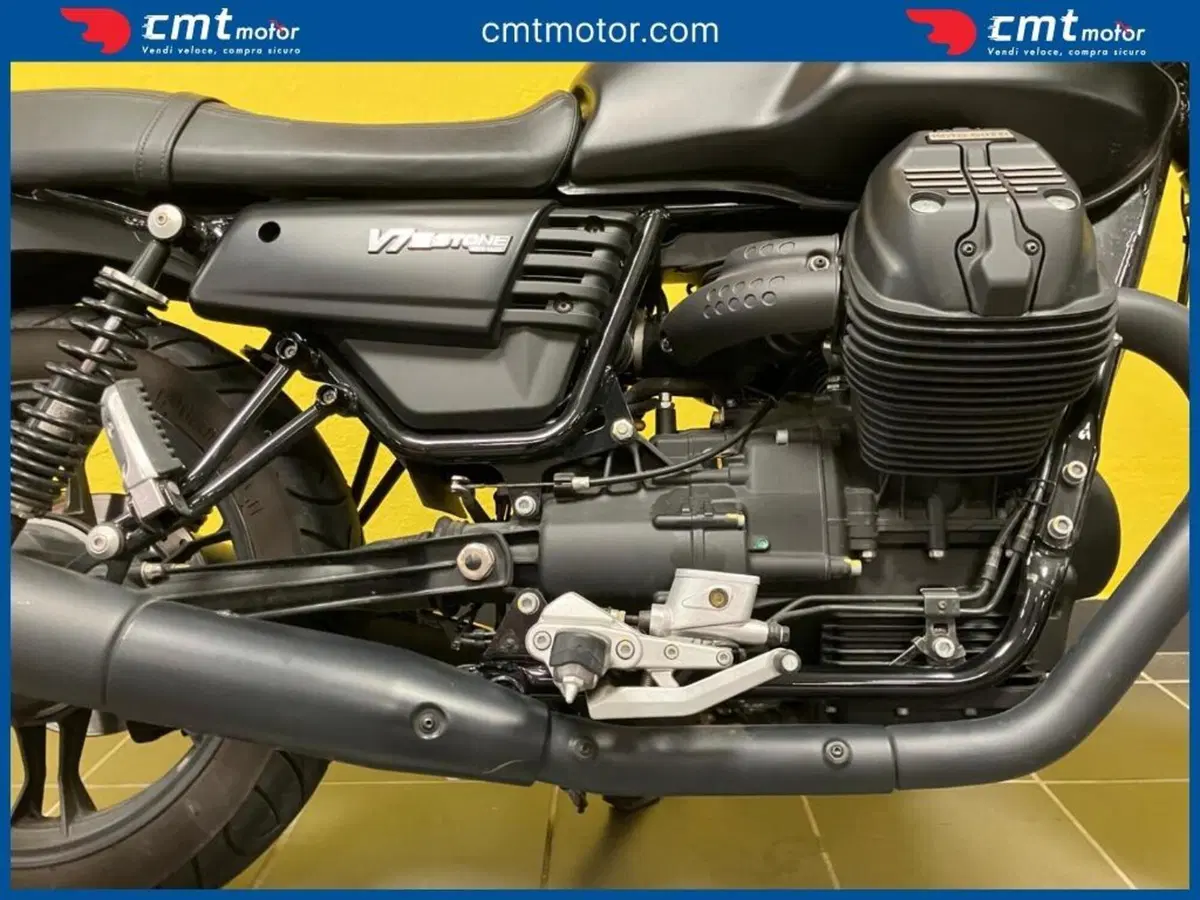 Moto Guzzi V7 III Stone (2017 - 20) (7)