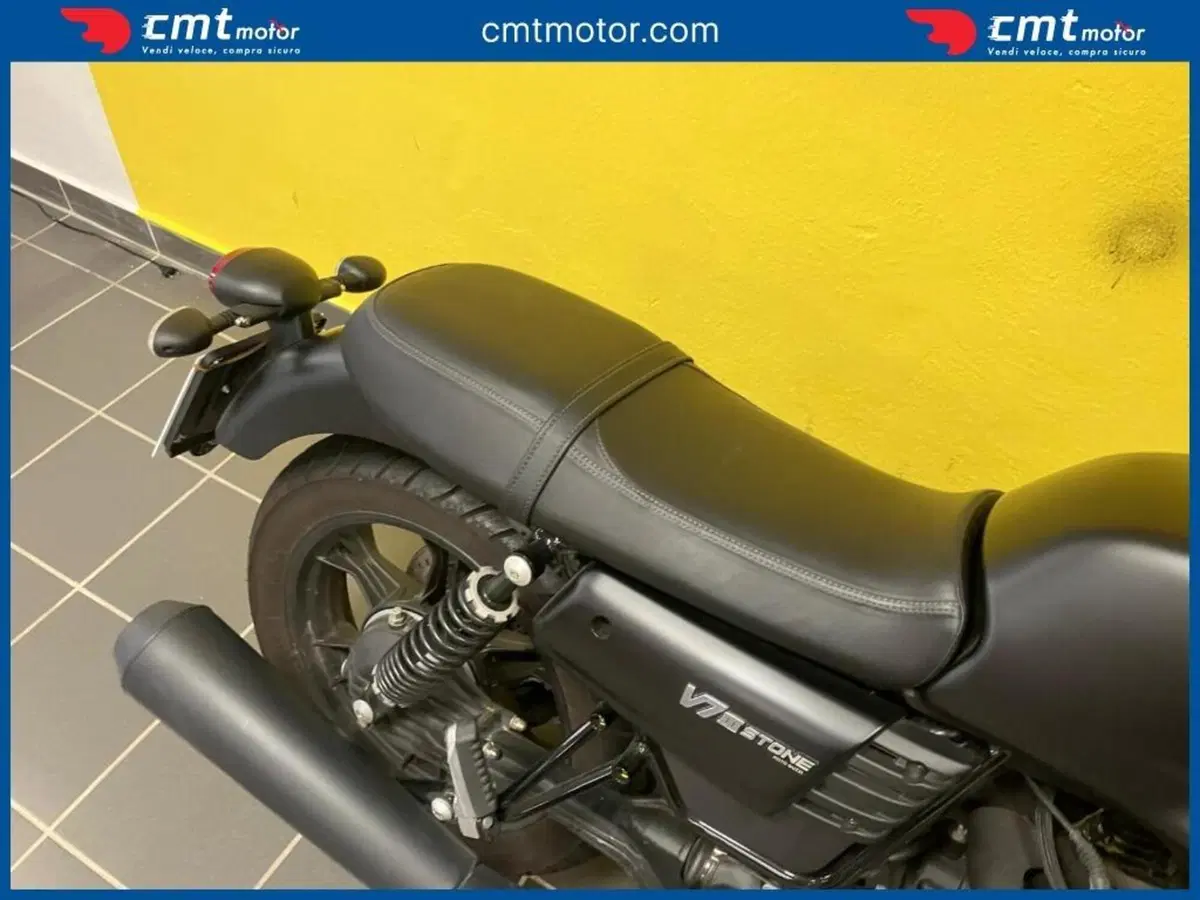 Moto Guzzi V7 III Stone (2017 - 20) (9)