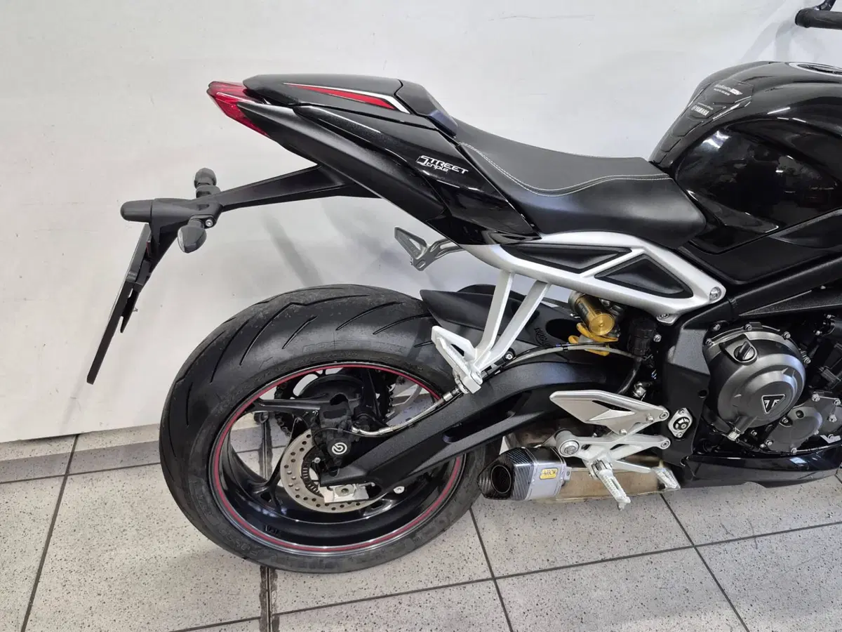 Triumph Street Triple RS (2017 - 19) (3)