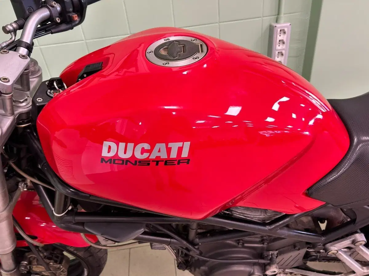 Ducati Monster 600 Dark (1998 - 01) (11)