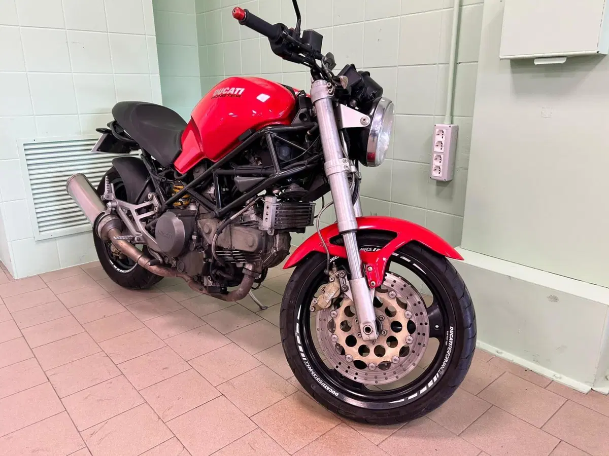 Ducati Monster 600 Dark (1998 - 01) (15)