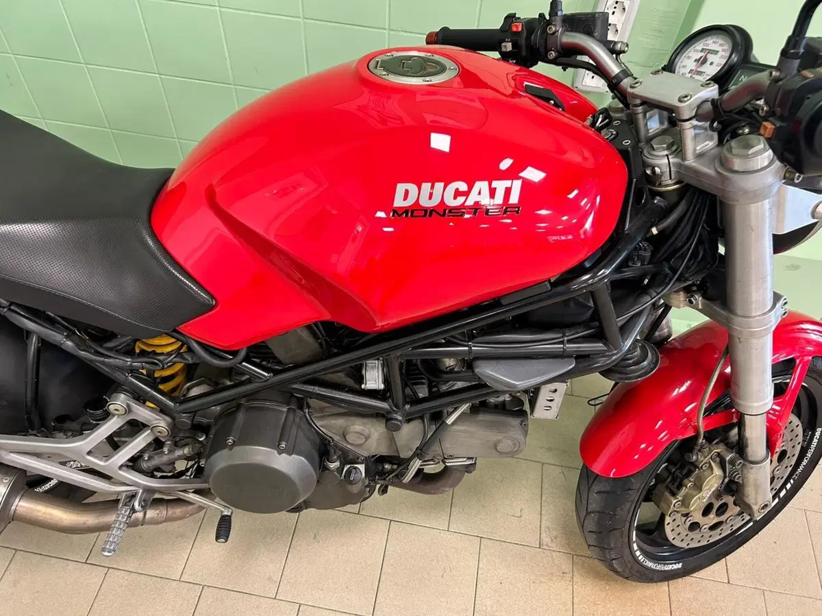 Ducati Monster 600 Dark (1998 - 01) (19)