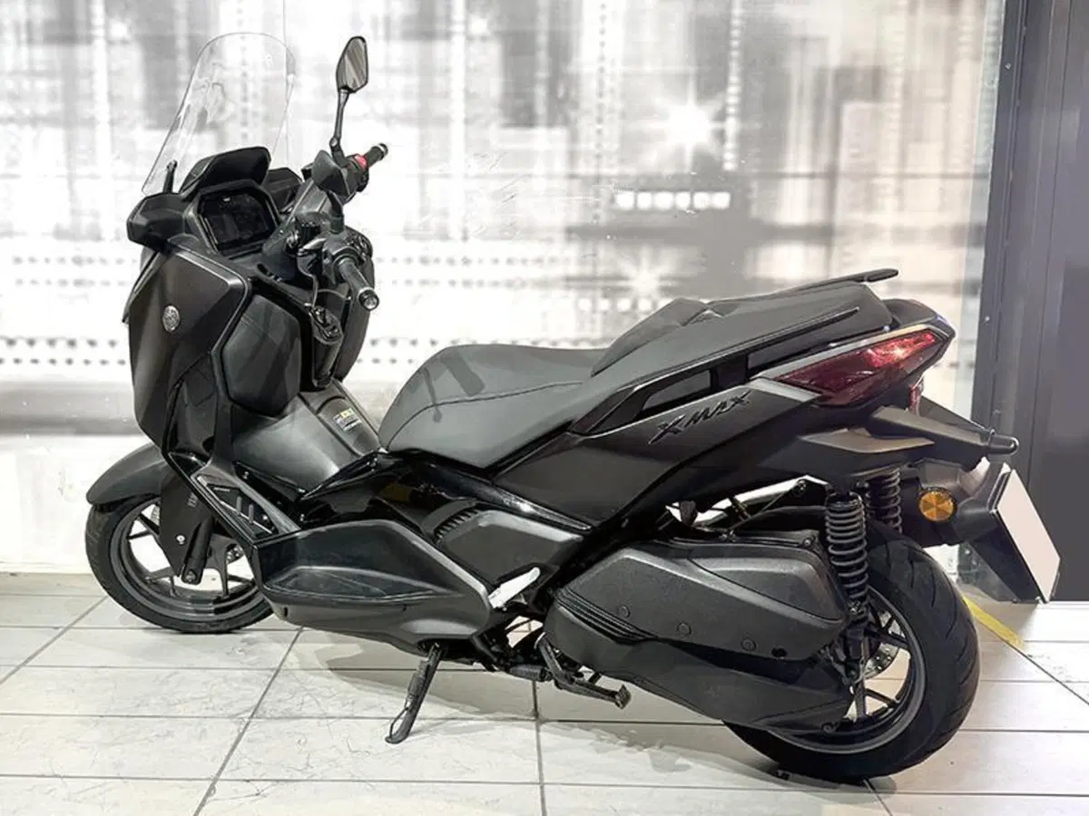 Yamaha X-Max 300 Tech Max (2025 - 26) (2)