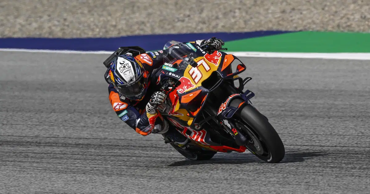 MotoGP, Pedro Acosta, prima vittoria in MotoGP festeggiata con finta caduta! Podio con le Aprilia! [CLASSIFICA e VIDEO]