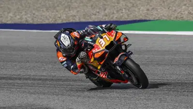MotoGP, Pedro Acosta, prima vittoria in MotoGP festeggiata con finta caduta! Podio con le Aprilia! [CLASSIFICA e VIDEO]