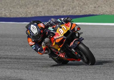 MotoGP, Pedro Acosta, prima vittoria in MotoGP festeggiata con finta caduta! Podio con le Aprilia! [CLASSIFICA e VIDEO]
