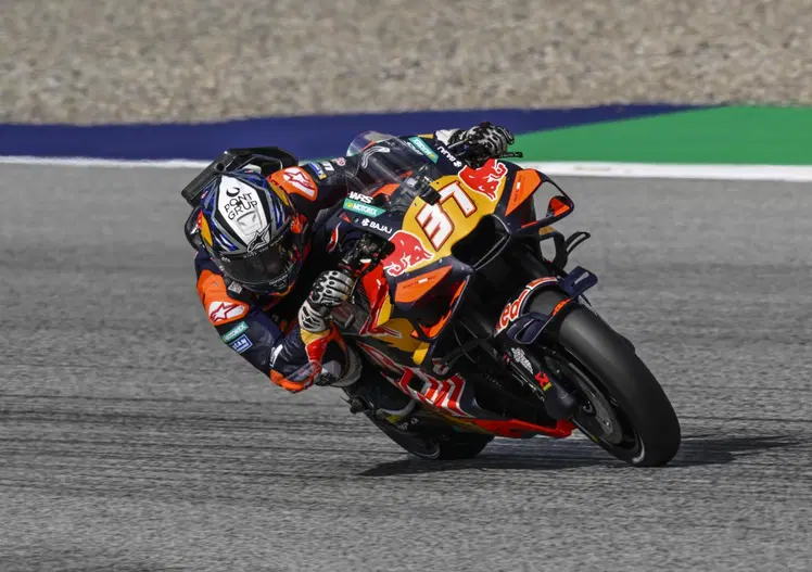 Pedro Acosta, prima vittoria in MotoGP festeggiata con finta caduta! Podio con le Aprilia! [CLASSIFICA e VIDEO]