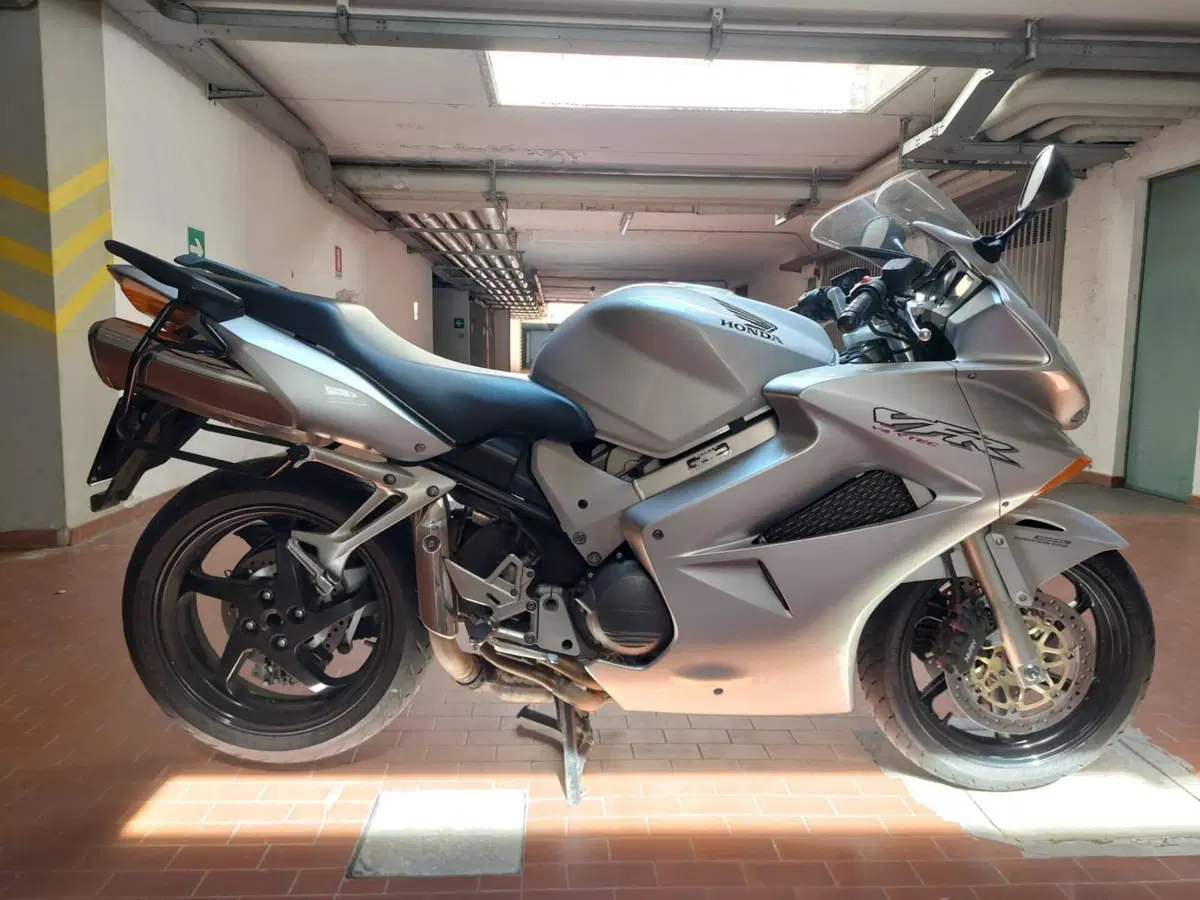 Honda VFR 800 (2002 - 05) (2)