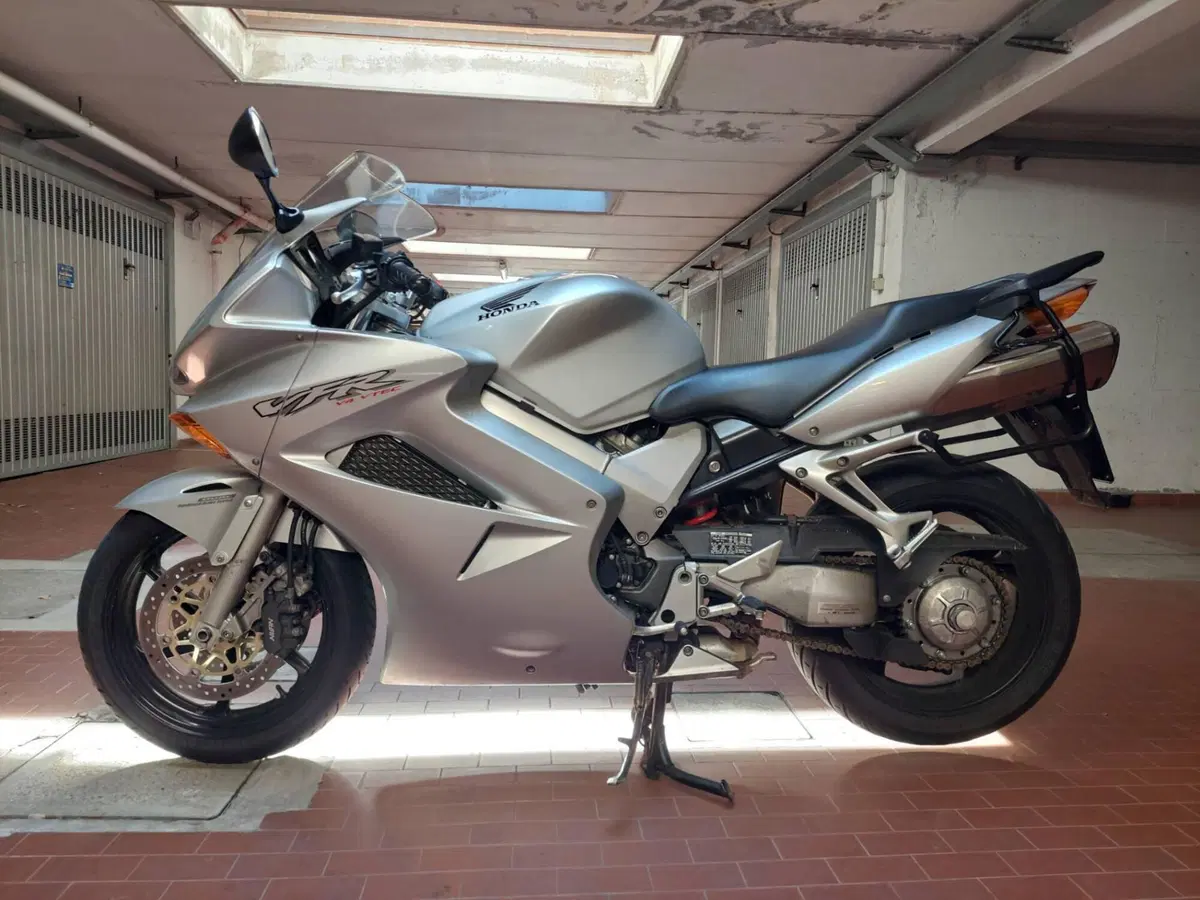 Honda VFR 800 (2002 - 05) (3)