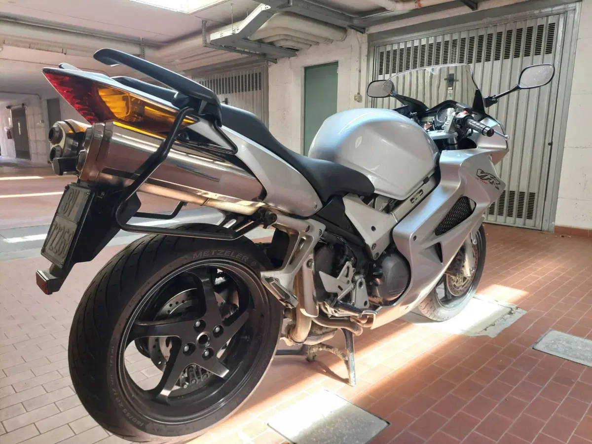 Honda VFR 800 (2002 - 05) (4)
