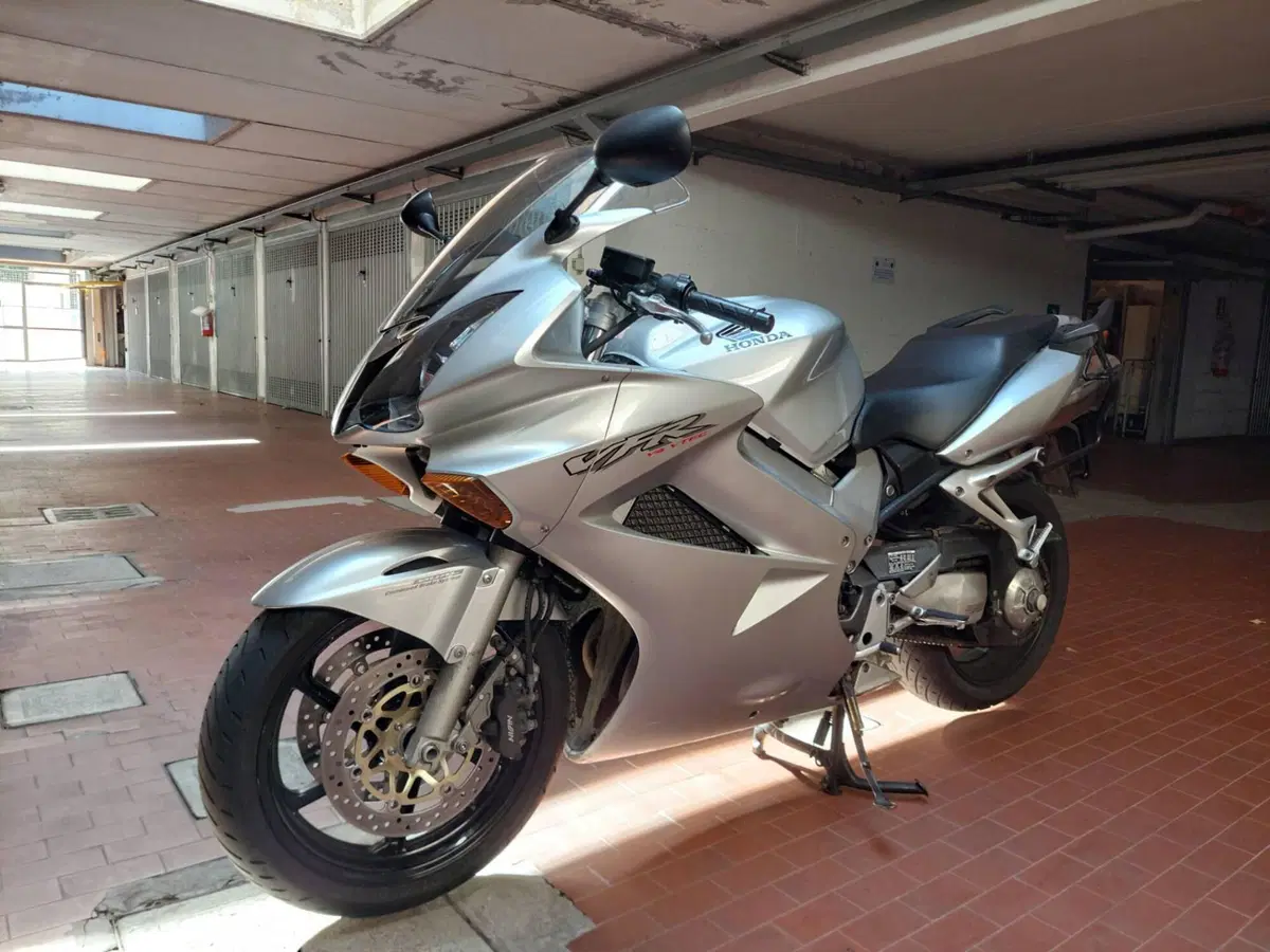 Honda VFR 800 (2002 - 05) (6)