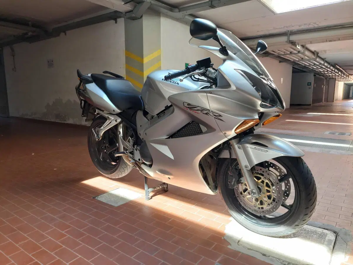 Honda VFR 800 (2002 - 05) (7)