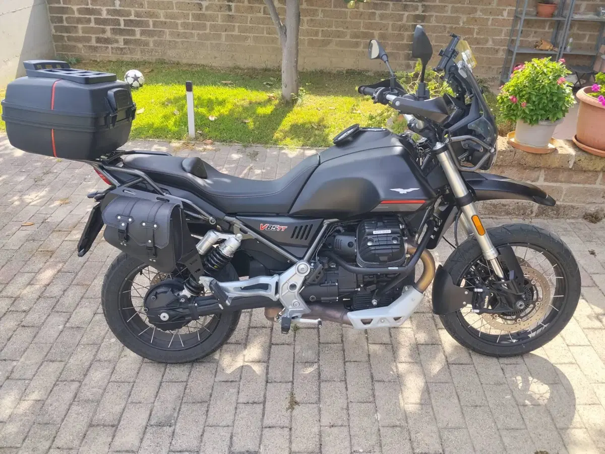 Moto Guzzi V85 TT Travel (2021 - 23)