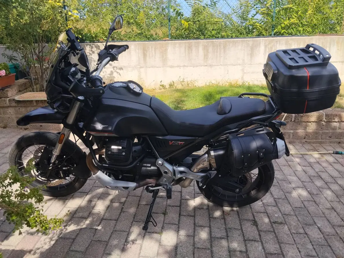 Moto Guzzi V85 TT Travel (2021 - 23) (2)