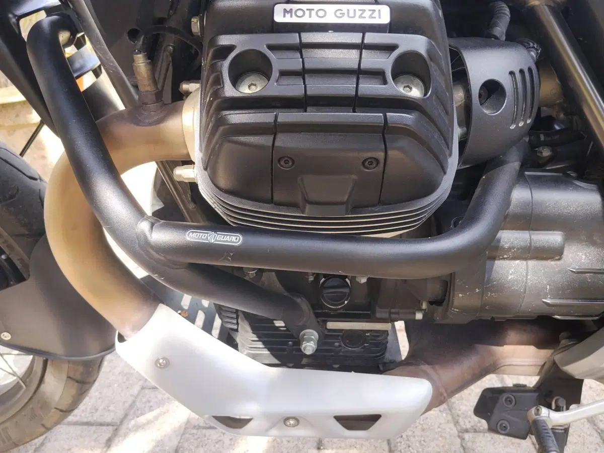 Moto Guzzi V85 TT Travel (2021 - 23) (9)