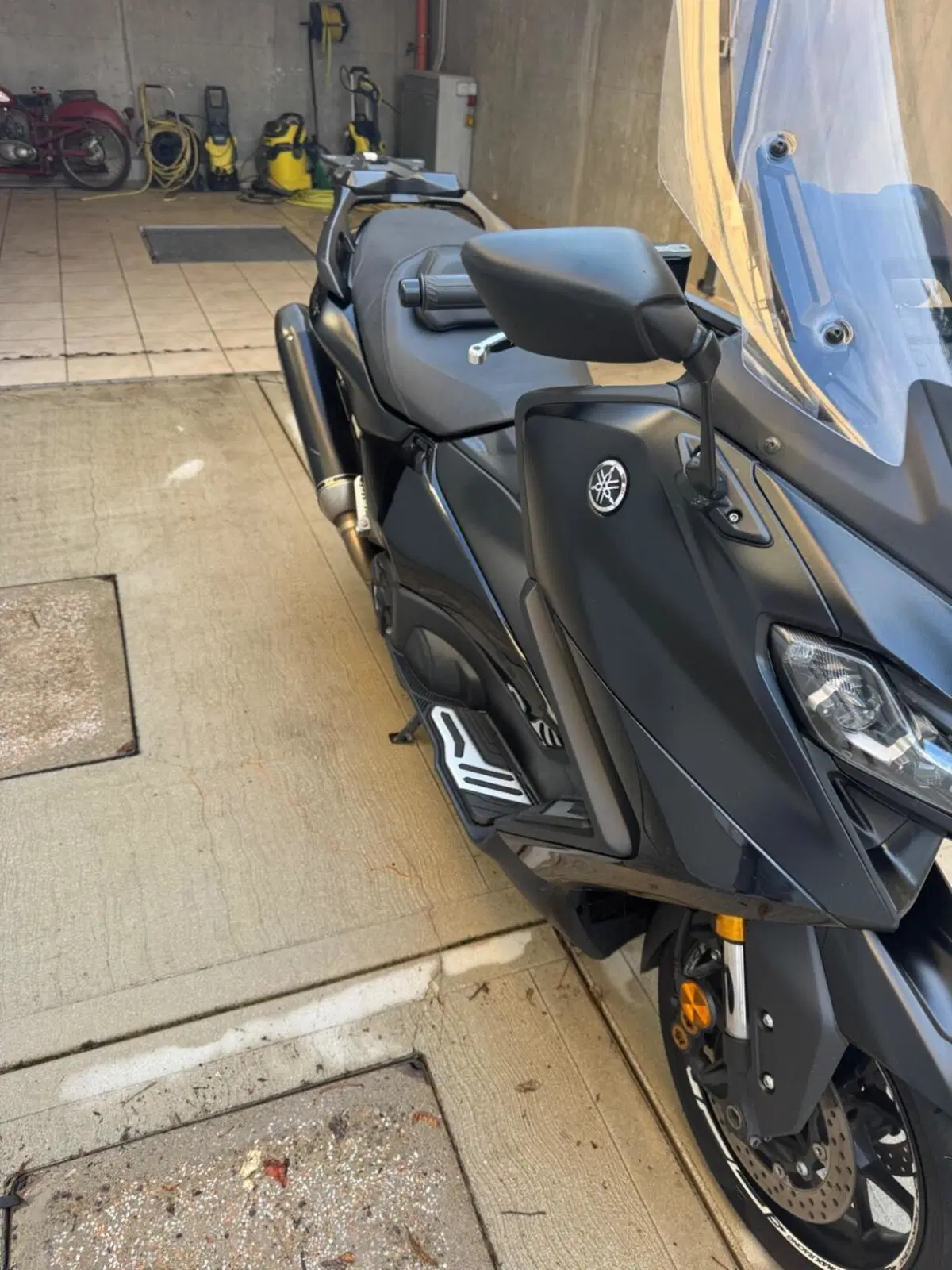 Yamaha T-Max 560 Tech Max (2022 - 24) (2)