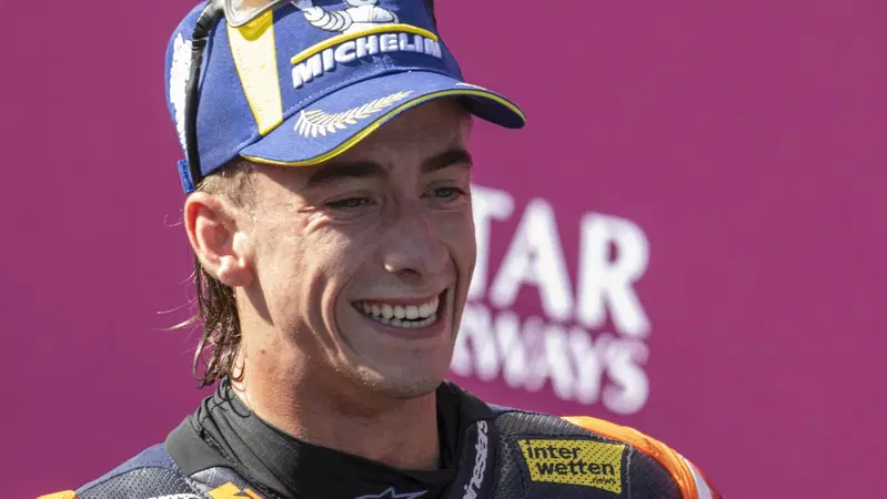 MotoGP, Pedro Acosta: 'Vittoria dedicata a quelli che sopportano le mie battute di pessimo gusto. Perché ho festeggiato così? A volte bisogna ridere dei propri errori'