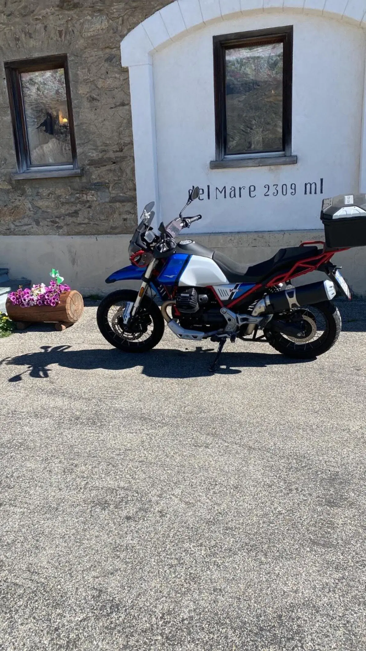 Moto Guzzi V85 TT Evocative Graphics (2021 - 23) (2)